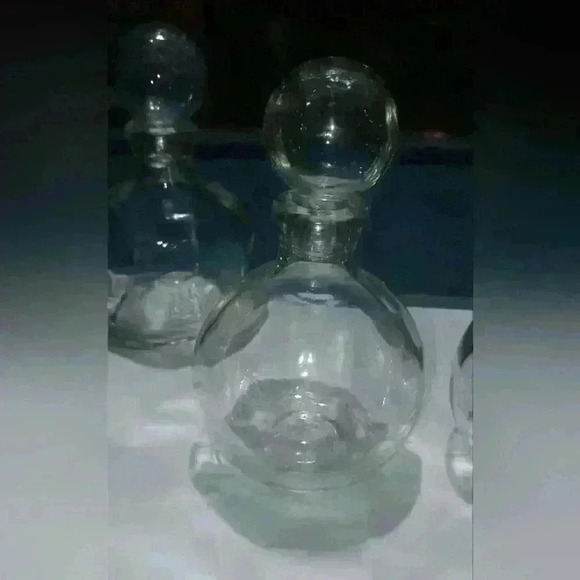 vintage crystal/glass decanters with bulbous bottle and matching stoppers - Picture 5 of 8
